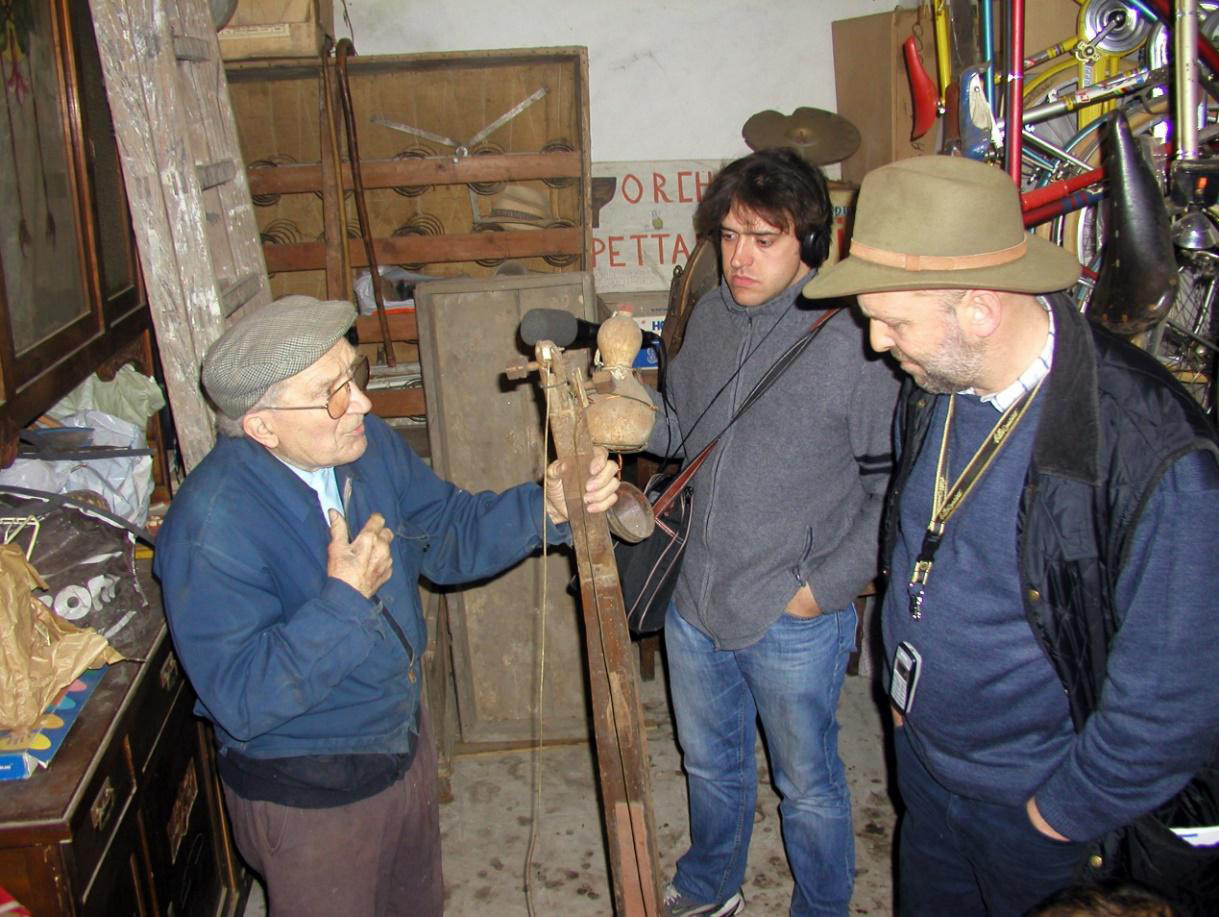 FIGURE 5. A moment of the new research itinerary launched in 2004 the informant Guido Saracco, Sarachèt (1916-2010), shows the instrument called torototela