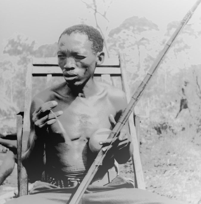 FIGURE 7(a). Lithundu Musumali, a musical bow performer of the !Kung’ ethnic group